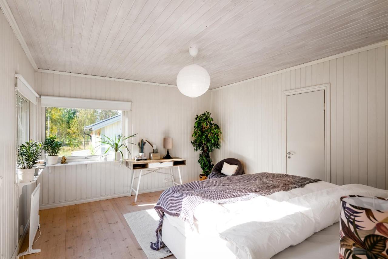 Theo & Lilis Countryside Apartment Orebro Exterior photo