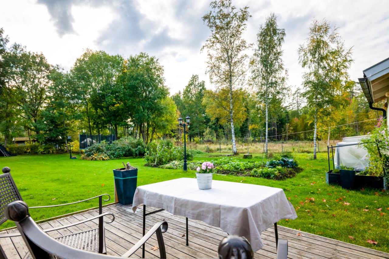 Theo & Lilis Countryside Apartment Orebro Exterior photo